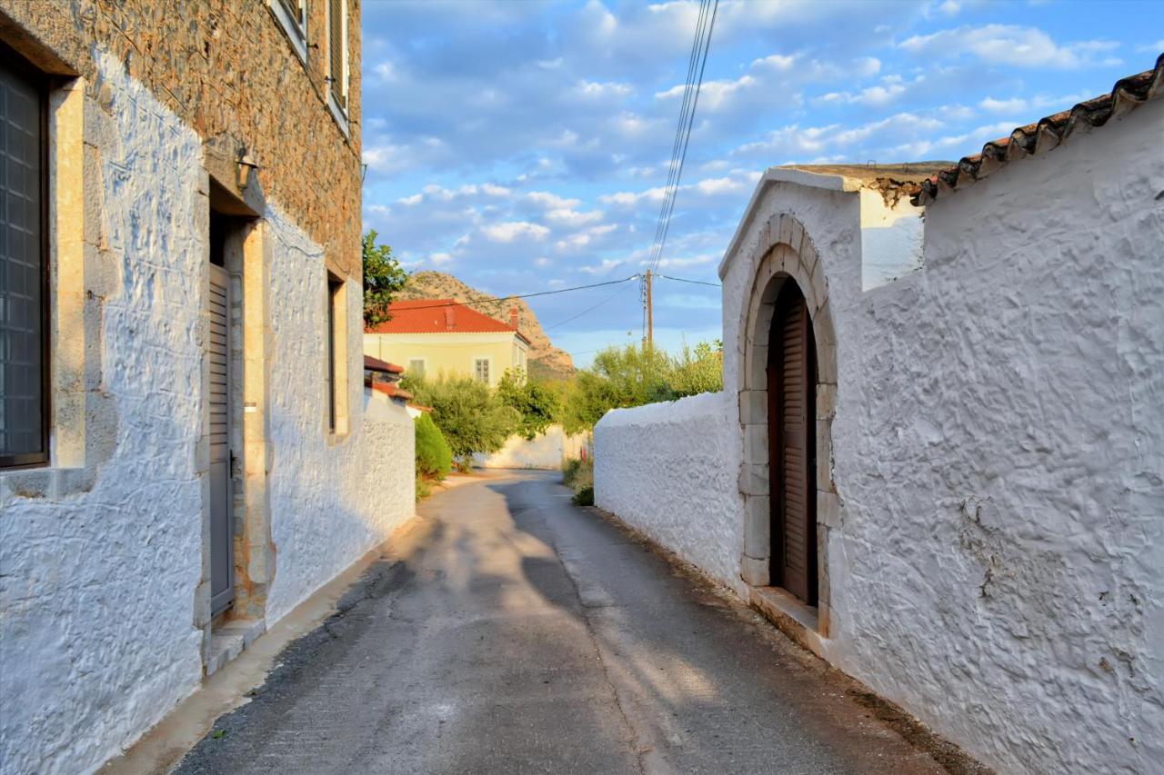 Anna'S Family Home Leonidio Bagian luar foto